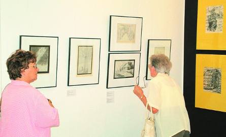 Wystawę "Grafika i rysunek w Bydgoszczy 1945-2005" w Muzeum Okręgowym oglądają (od lewej) : Urszula Szalla-Boszke - żona Andrzeja Szalli,
