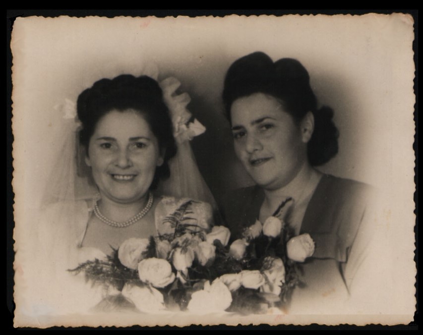 Zdjęcie Zivy Garini i jej siostry Zehavy z 1949 roku