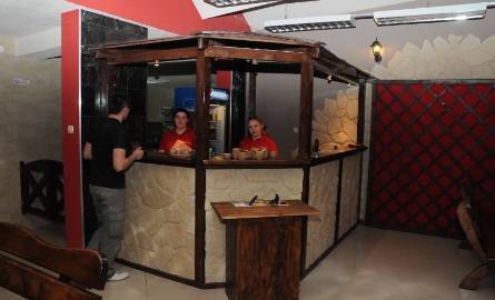 W lokalu znajduje się drewniany bar z zadaszeniem z desek, przy którym stoją darmowe sosy do dań serwowanych w pizzerii.