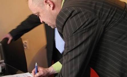 Prezes Narwi Ostrołęka Roman Wargulewski składa podpis na umowie z firmą WALKRYS