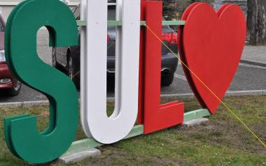 Napis I love Sulechów (a nawet dwa, bo drugi to Sul love) stanął w parku przy Sulechowskim Domu Kultury