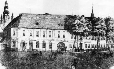 Zajazd Pod Trzema Wzgórzami miał główne wejście od strony pl. Pocztowego. Widok z 1860 r. Później w jego miejscu powstała m.in. drukarnia. teraz znów