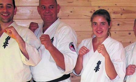 Ewelina jest najpiękniejszą częścią tarnobrzeskich karateków i czuje się w ich towarzystwie znakomicie.