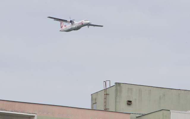 Poznań: Samolot krąży nad Poznaniem. Dlaczego nie ląduje? Okazuje się, że to piloci ćwiczą podchodzenie do lądowania [ZDJĘCIA]