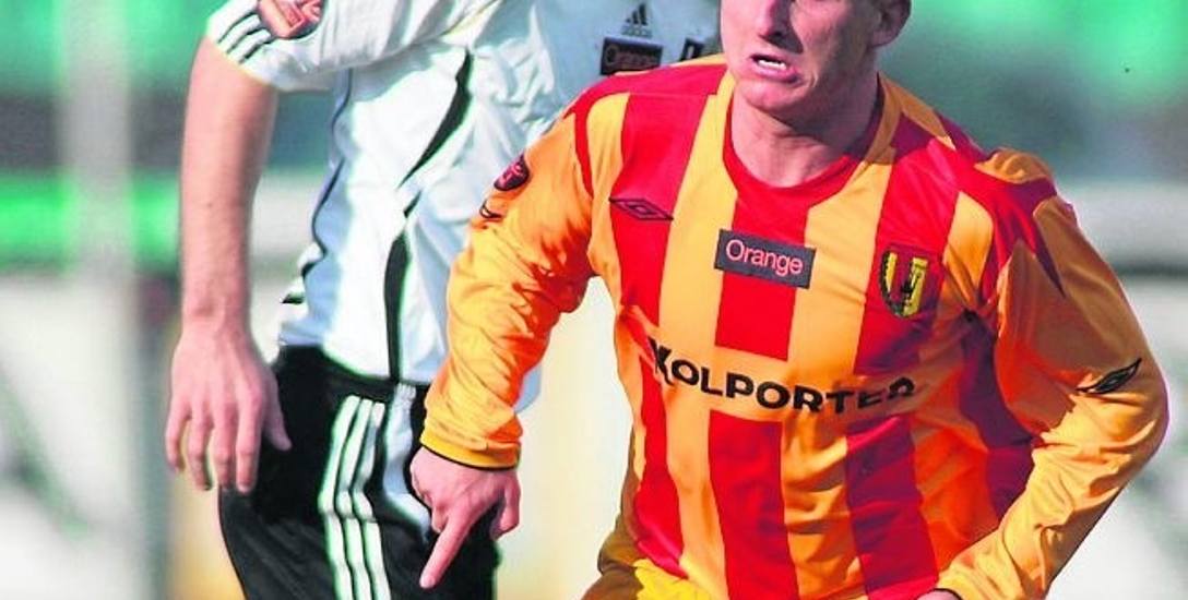 Mariusz Zganiacz w barwach Korony w meczu przeciwko Legii. Z tyłu Aleksandar Vuković, który grał też później w Koronie