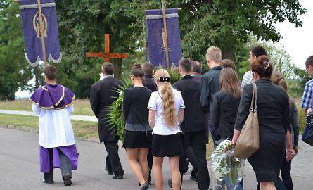 Kondukt pogrzebowy rusza ulicami Radzynia