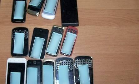Telefony komórkowe, którymi posługiwał się naciągacz.