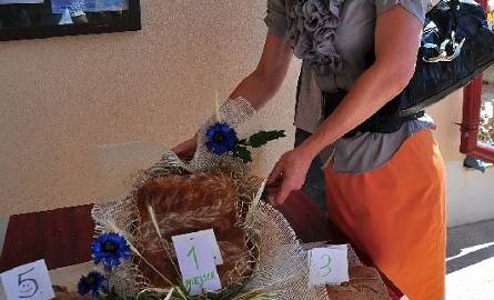 Organizatorka Święta Chleba prezentuje wypiek pani Zofii Kozak, która zwyciężyła w konkursie na najsmaczniejsze lokalne pieczywo.