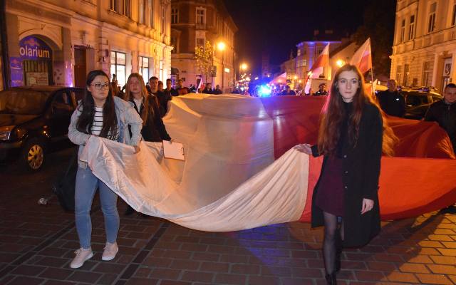 Przez Tarnów przeszedł Marsz Niepodległości. Uczestnicy nieśli ogromną biało-czerwoną flagę, a na koniec wspólnie odśpiewali hymn na Rynku