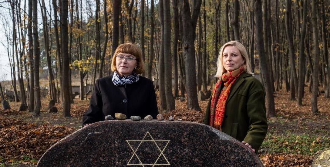Dorota Budzińska (z lewej) i Jolanta Konstańczuk dbają o przywracanie pamięci o dąbrowskich Żydach