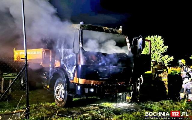 Nocny pożar samochodu ciężarowego w Starym Wiśniczu, z żywiołem walczyło ponad 20 strażaków. Zdjęcia