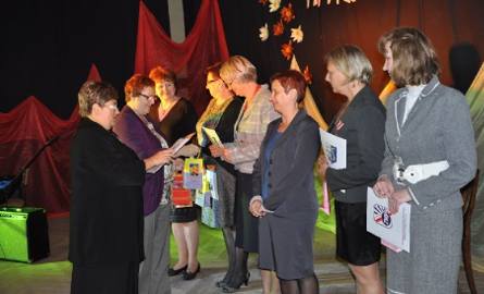 Prezes ZNP Teresa Polak wręczyła podziękowania odznaczonym medalami KEN.