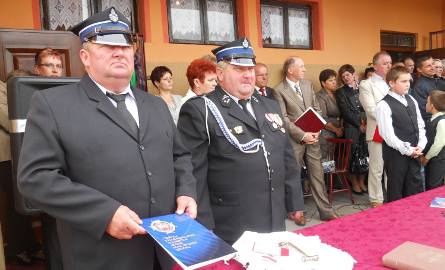 Oni "rządzą" jednostką, z lewej prezes  Mirosław Jóźwiak, obok naczelnik Adam Kobus.