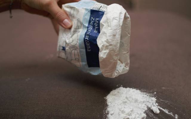Mąka ziemniaczana pomoże w usunięciu tłustych plam z tkanin. Sposób ten sprawdza się w przypadku bawełny, jak i nieco delikatniejszych tkanin.