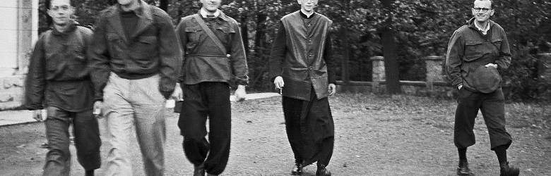 W latach 50. XX wieku Franciszek Macharski (drugi z prawej) był wikariuszem w Kozach (pow. bielski, woj. śląskie). Na zdj. z Karolem Wojtyłą (pierwszy