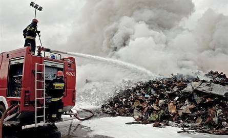Nie udało się ugasić pożaru na stercie złomu w Ostrowcu. Wnętrze sterty nadal płonie