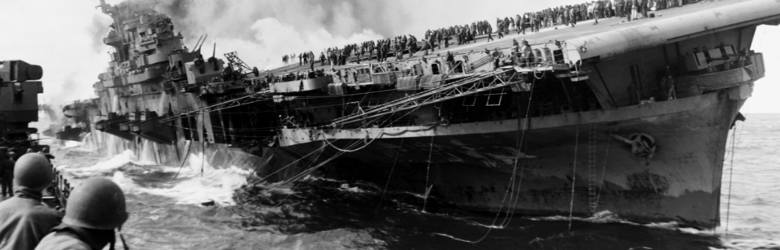 Lotniskowiec USS „Franklin” płonie po zbombardowaniu go przez japoński samolot 19 marca 1945 r. Na „Fra   nklinie” oraz wielu innych okrętach tej klasy