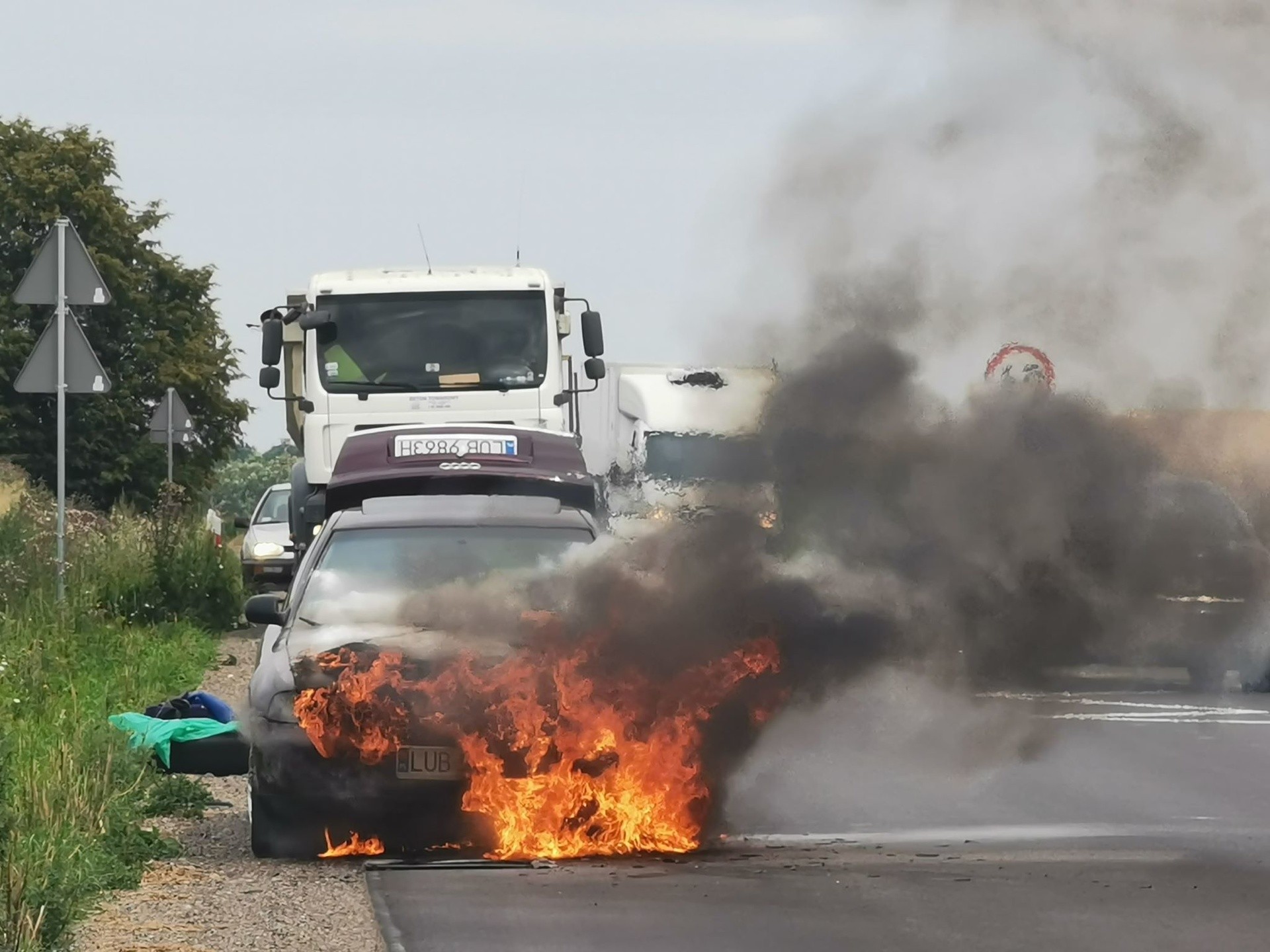 Powiat lubelski Na drodze płonie samochód. Kierowcy nie
