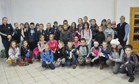 Grupa młodzieży z SP w Gowarczowie z Filomeną Lisiewicz