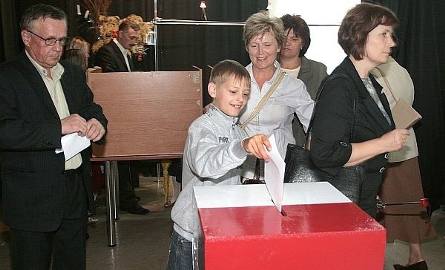 W Skaryszewie w imieniu mamy Jolanty Piwońskiej – widocznej z tyłu – głosował mały Bartek.