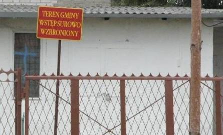 Znak zakazu wstępu na teren gminy młodzi wkopali… na terenie prywatnym należącym do mieszkańca Będzina.