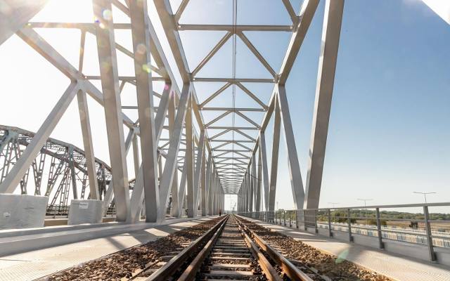 Gotowy jest most kolejowy w Uhowie nad Narwią. 28 września pojadą nim pierwsze pociągi. Zobacz, jak wygląda inwestycja za 46 mln zł