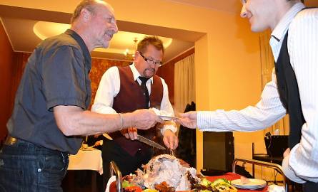 Podczas kolacji w restauracji Żak zaserwowano danie specjalne - płonącego indyka .Na zdjęciu: częstuje się Andrzej Mendyk (z lewej), który zapewnił muzykę;