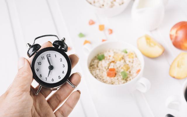 O której godzinie jeść pierwsze śniadanie? Zobacz, ile godzin po przebudzeniu trzeba czekać. Wśród opinii ekspertów pojawia się godz. 11:00