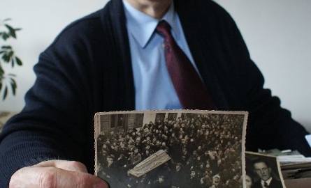 Krzysztof Telka pokazuje zdjęcie z pogrzebu siedmiu ofiar katastrofy. – W Bodzentynie nigdy takiego czegoś nie widziano – mówi.