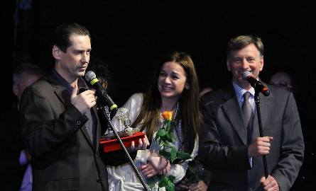 Ostatni zdobywca Pierścienia Melpomeny Przemysław Kapsa nagrodę odbierał z rąk dyrektora teatru Jana Tomaszewicza i aktorki Marzeny Wieczorekfot. Bogusław