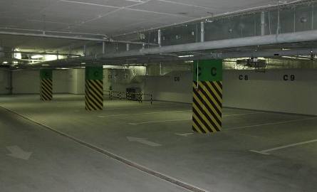 Parking ma dwa poziomy i 98 miejsc parkingowych. Podzielony jest na cztery sektory. - To pierwszy dwupoziomowy parking podziemny w Radomiu – mówi Michał