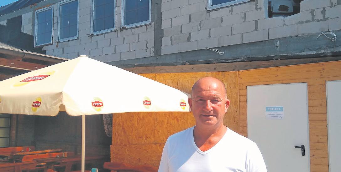 Marek Czerwiński, dzierżawca, który odrestaurował i rozbudowuje budynek dawnej stacji ratownictwa morskiego w Jarosławcu