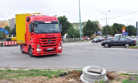 Przez przebudowywane skrzyżowanie na Borkach codziennie przejeżdża wiele TIR-ów, mimo że powinny jeździć objazdem dla tranzytu przez ulice: Kielecką,