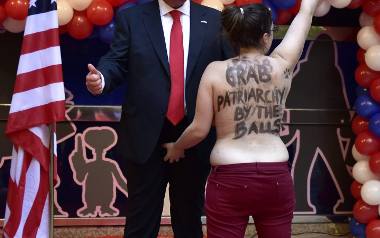 Protest Femen przy figurze woskowej Trumpa