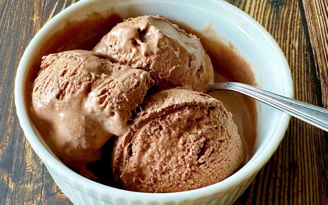 Domowe lody czekoladowe bez jajek. Zakochasz się od razu w ich smaku. Poznaj przepis na idealne lody bez maszynki