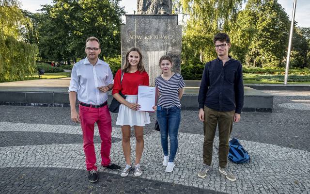 Poznań: Wyrażali solidarność z Białorusią na placu Adama Mickiewicza. Przyszły tylko 4 osoby