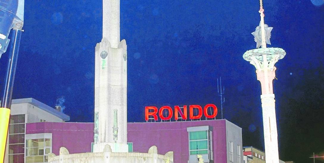 W nocy z 29 na 30 listopada 2016 roku z kolumny stojącej na rondzie w centrum miasta odpiłowany został czterometrowy wierzchołek z wieńcem i gwiazdą.