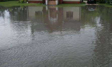 Wielka kasa i… bubel. Woda zalewa posesje przy drodze w gminie Sitkówka - Nowiny 