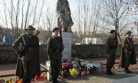 Wartę honorową przy grobie nieznanego żołnierza pełnili uczniowie klasy mundurowej Liceum Ogólnokształcącego imienia Stefana Wyszyńskiego w Staszowie