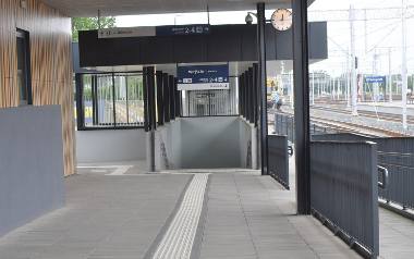 Na przebudowanej stacji w Oświęcimiu pasażerowie mogą już korzystać m.in. z czterech zadaszonych peronów i przejścia podziemnego