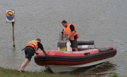 Ratownicy prowadzili działania pod wodą i na wodzie. Do tego celu sprowadzili łódź motorową.
