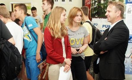 Dyrektor Jacek Nowak zapraszał gimnazjalistki do szkoły.