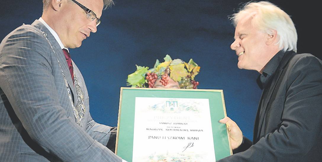 Prezydent Janusz Kubicki wręcza, podczas uroczystej sesji rady miasta,  nagrodę kulturalną miasta Zielona Góra  dla dyrektora Muzeum Ziemi Lubuskiej
