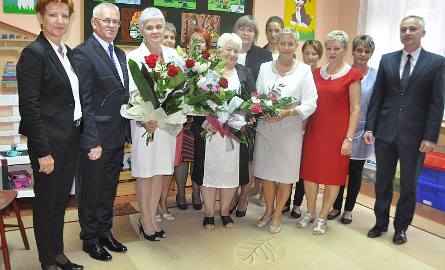 Samorządowcy i kadra "piątki" z odchodzącą na emeryturę Teresą Wilk (trzecia z lewej)