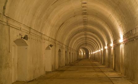 Wnętrze bunkra w Stępinie. W dniach 27–28 sierpnia 1941 roku na terenie kwatery w Stępinie doszło do spotkania Hitlera z Benito Mussolinim; w tunelu
