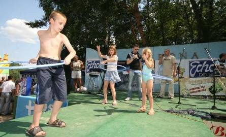 Jak zwykle, bawili się też najmłodsi. Nie zabrakło kręcenia kółkiem hula-hoop.