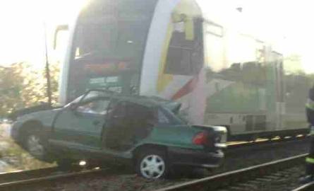 Samochód wjechał pod pociąg. Dwie osoby nie żyją (zdjęcia, wideo)