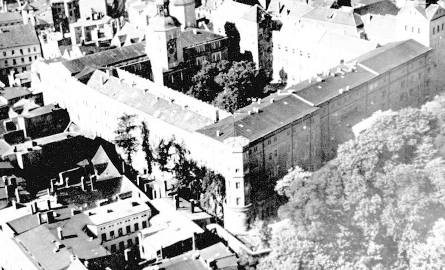 Przedwojenne zdjęcie z lotu ptaka. Na rogu zburzona po wojnie wieża, a przed nią kamienica, która ma być odbudowywana (za nią w skarpie była jeszcze