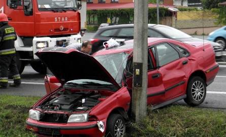 Volvo wypadło z drogi i rozbiło się na Latarni. 30 - letni kierowca został ranny.