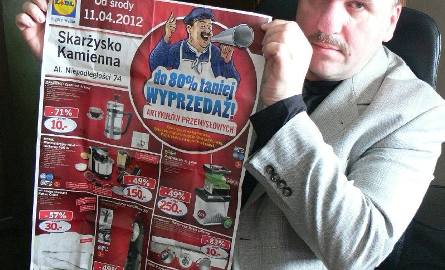 Rafał Jaworczak, prawnik zajmujący się sprawą zwolnionych z Lidla, prezentuje gazetkę promującą wyprzedaż w sklepie w Skarżysku.